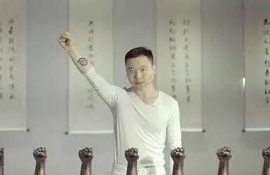 很久以前让顾客和员工把门店logo纹在身上，这是什么套路？