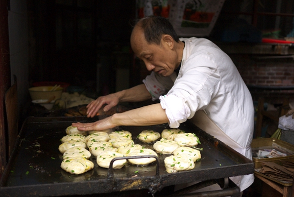 上海驼背老伯卖油饼34年惊动BBC 涉无证经营被停业|餐饮界