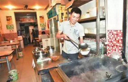 老人吃饭忘付饭钱，餐馆老板“理解”感动全国|餐饮界