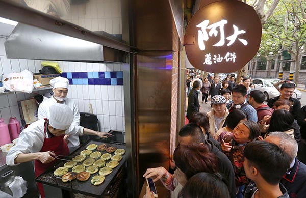 无孔不入！黄牛盯上上海网红葱油饼，价格翻10倍|餐饮界