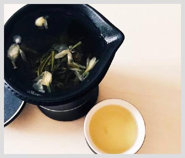 无印良品开了一家咖啡馆，但主角是一款“性冷淡”的茶？
