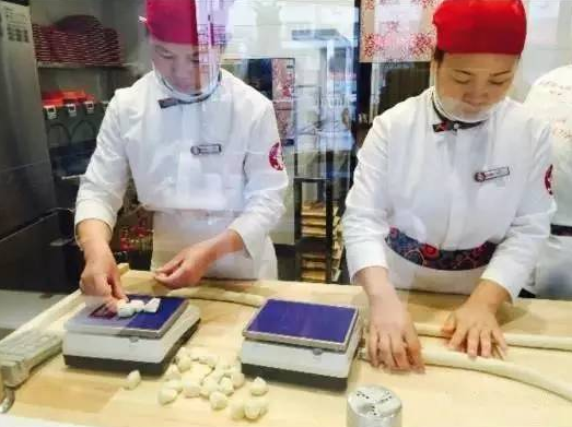 餐饮界的华为！员工靠包饺子年赚50万！只有5款饺子却开了420家店！