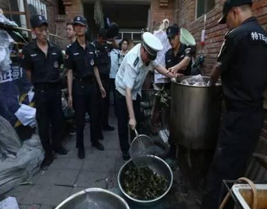 揭秘北京黑作坊粽子：豆沙长满白毛 馅里还有小肉虫，竟然日销上千