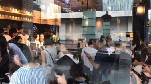 喜茶北京新店开业排队几十米 增加门店是根本解决方法