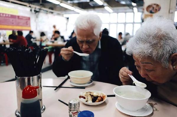 老顺德人开的粥店，不仅在香港站稳脚跟，还得到了周润发的喜欢
