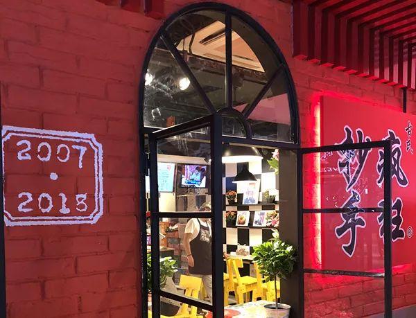 不到20种产品，8个餐位，日销过万。TA是最早的“网红”！|餐饮界