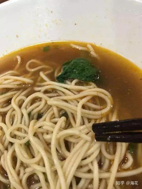 面里吃到头发店家说“去告啊” 小伙一怒去了法院|餐饮界