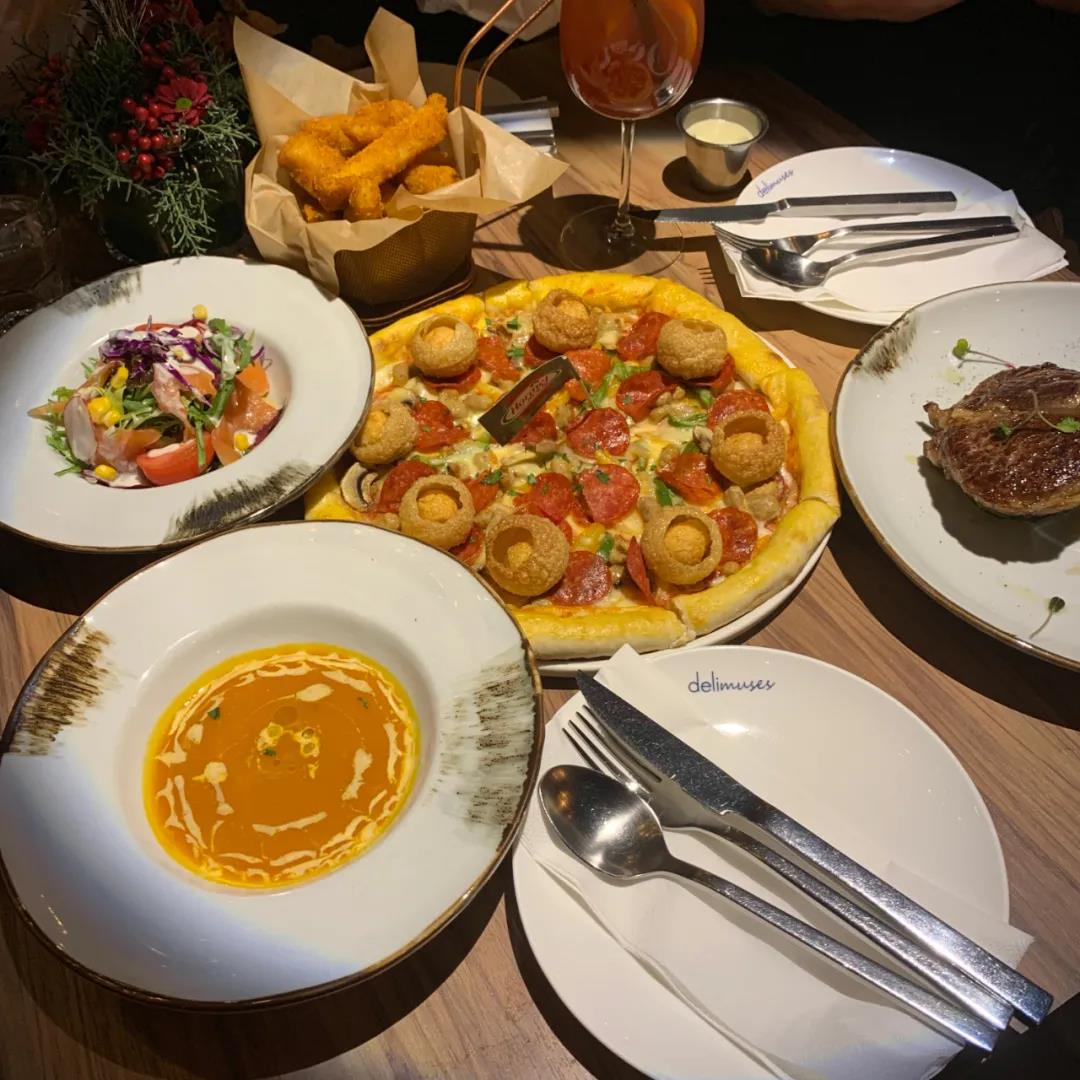 遭美食KOL组团打卡，这款“牛气比萨”凭啥这么牛？|餐饮界