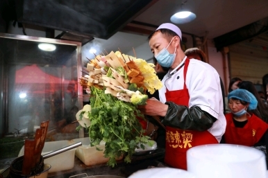 湘下佬老长沙吃货铺引领快餐小吃潮流，天水麻辣烫爆火折射消费新趋势