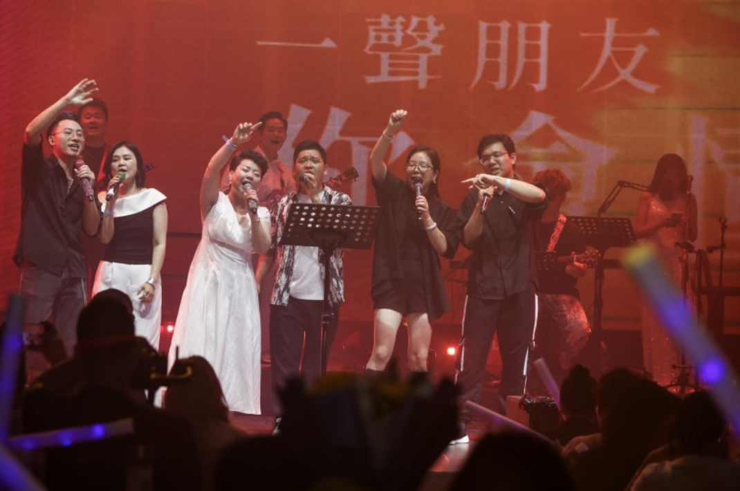 鹤九“疯之巅”爱心音乐会奏响公益强音 善款点亮瑶乡童心|餐饮界