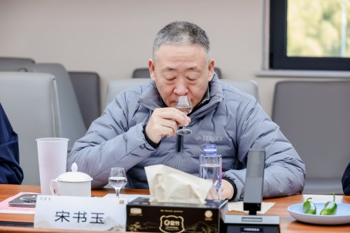 葵花酒业「问东方」获酒协首肯，泰斗天团为何集体为「问东方」站台？