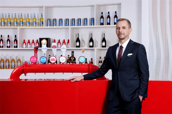 百威中国新总裁盛锦华“首秀”，高端啤酒巨头接下来要怎么干？|餐饮界