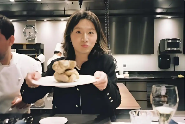 好利来“千金”上热搜！现在的餐饮老板都去“内娱”闯了？