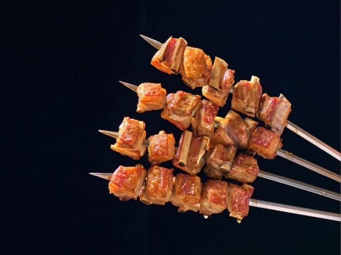 乌鲁木齐哪家烤羊腿外酥里嫩,而且羊肉不膻?|6款主流品牌选购指南(2026版)